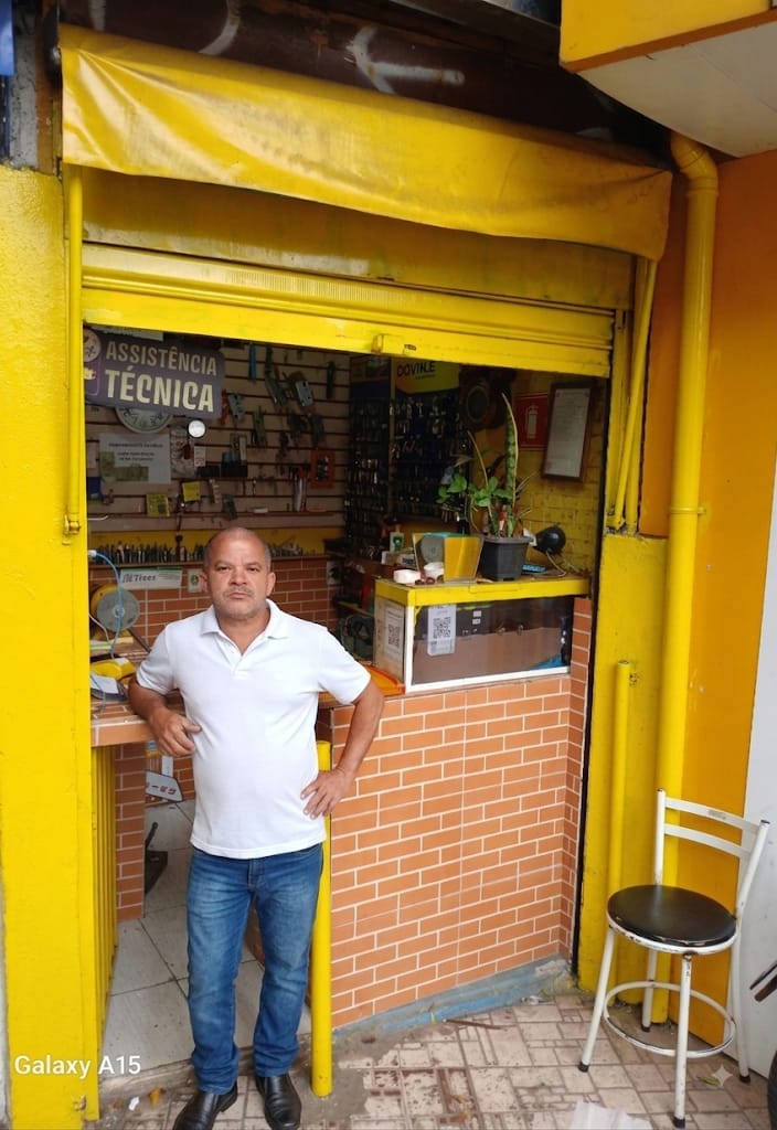 Baixinho em frente à loja de chaves e relógios na Piraporinha, Zona Sul de São Paulo