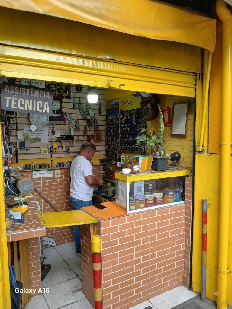 Oficina do Baixinho com máquina de cópia de chaves na Piraporinha, Zona Sul de São Paulo